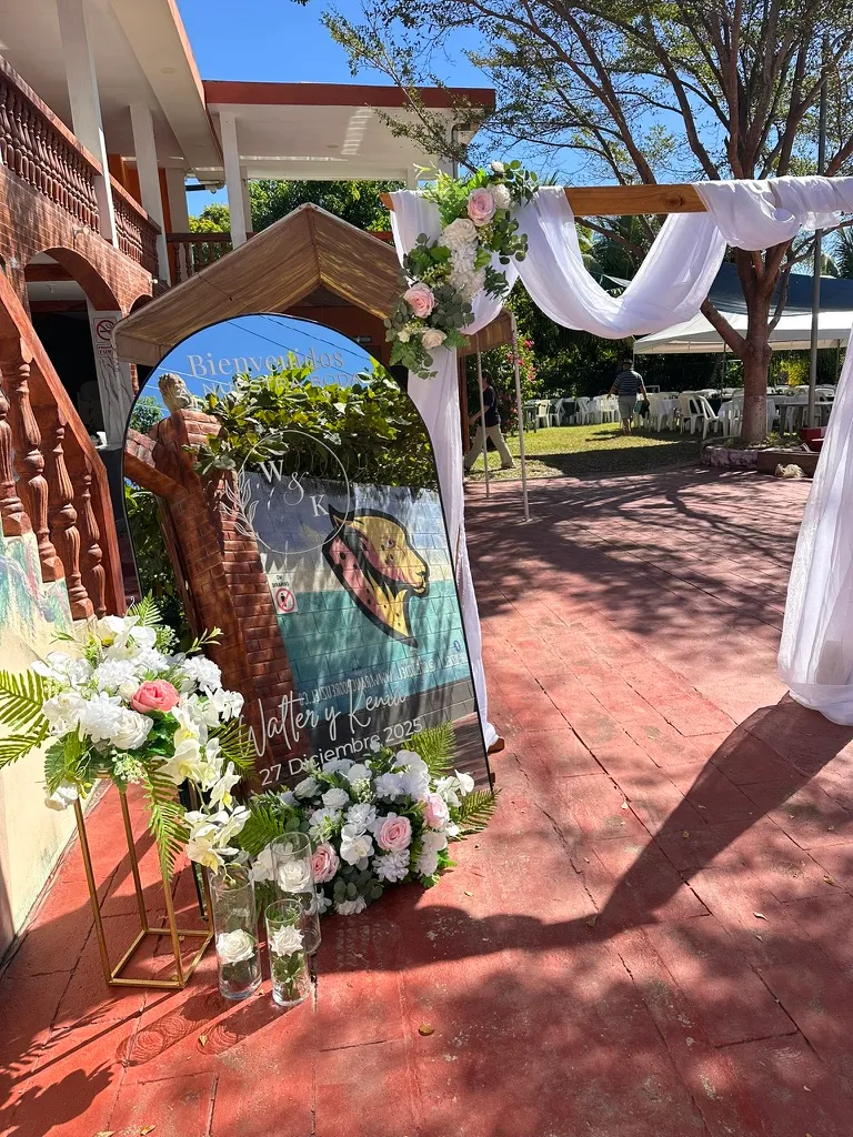 Decoración de boda montada por Mevak Events, con arco floral y mesas ambientadas